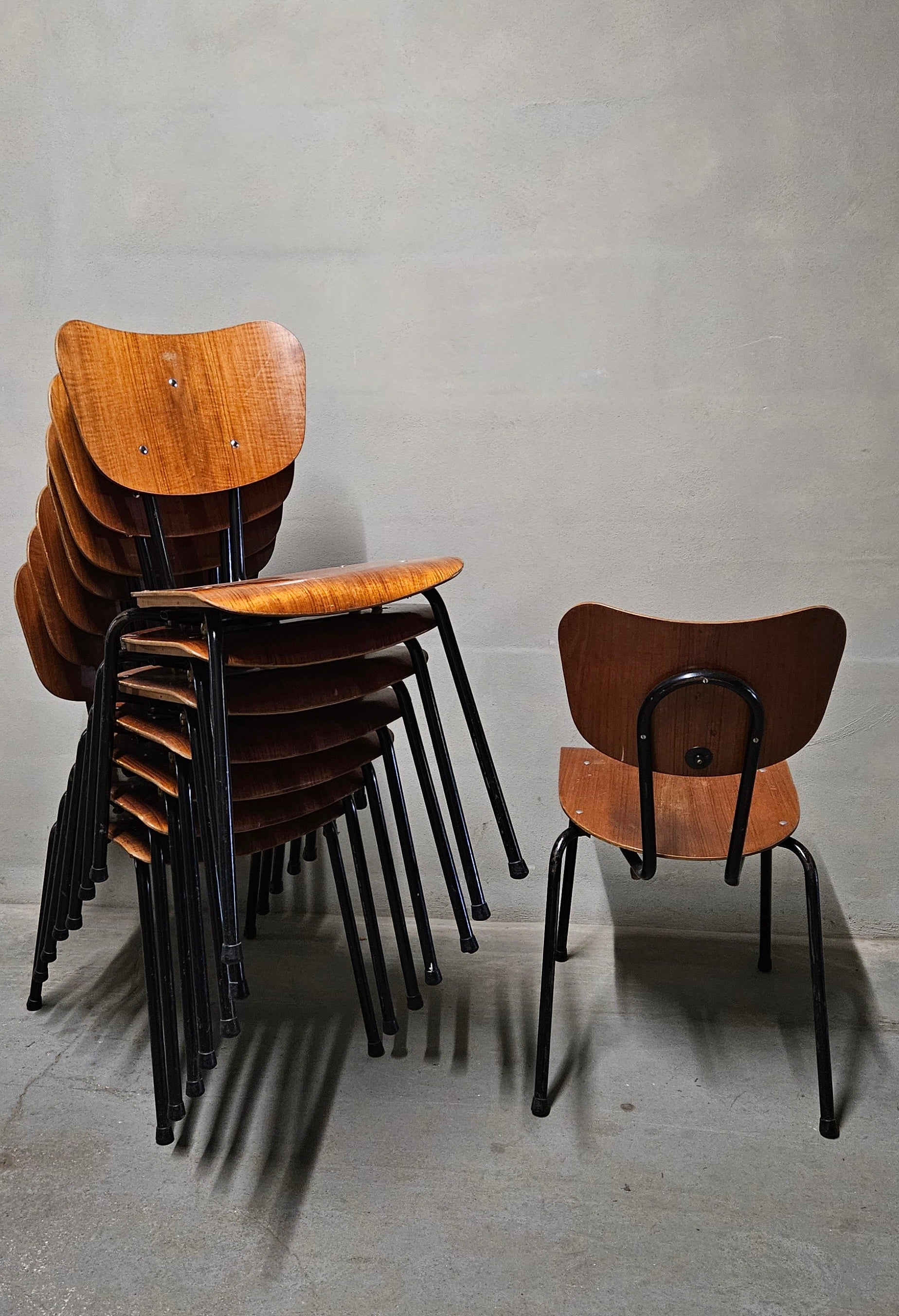 Vintage Stapelstühle in Teak Optik