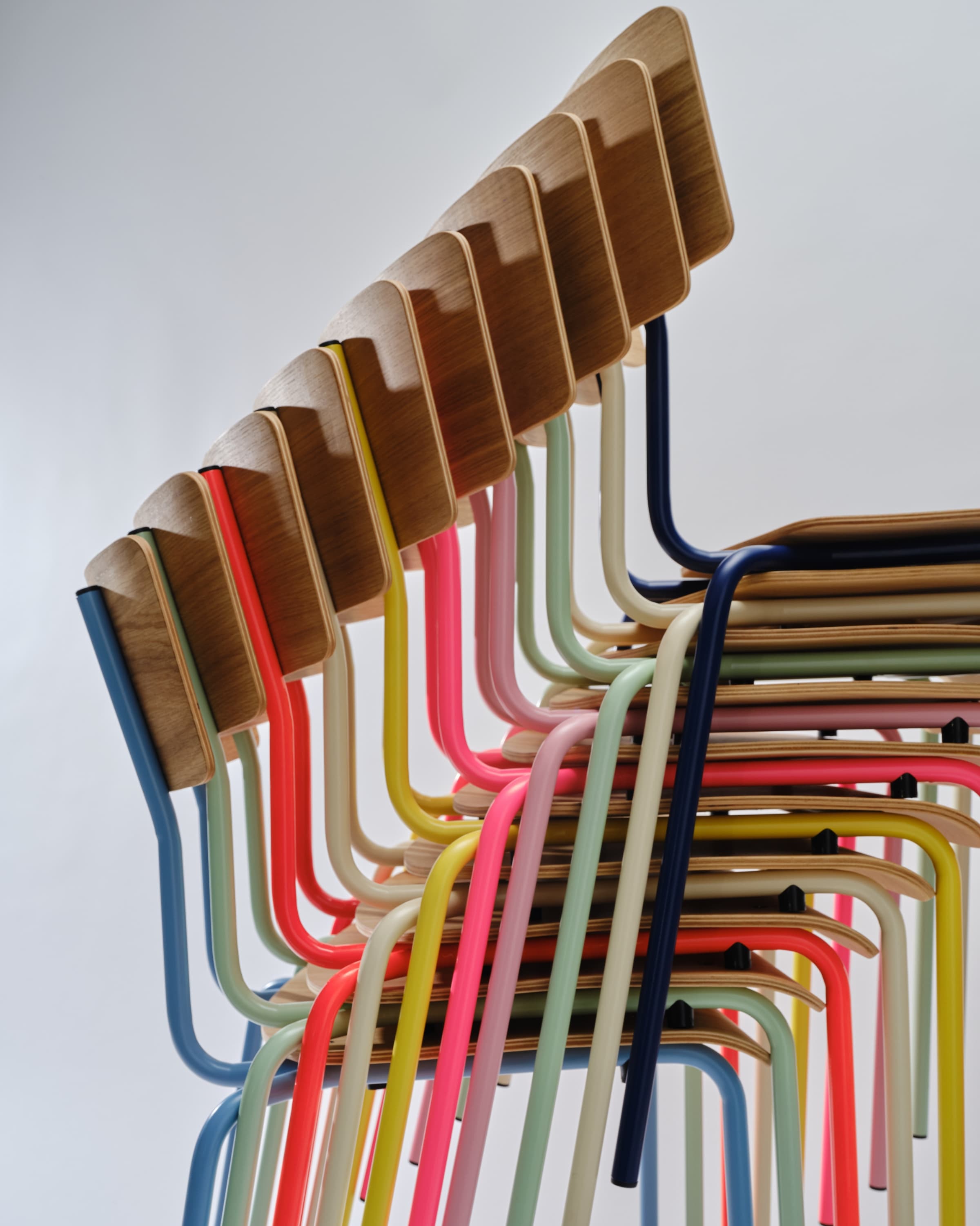 Bunter Eichenstuhl - Stapelbarer Holzstuhl in vielen Farben von Terravinossa