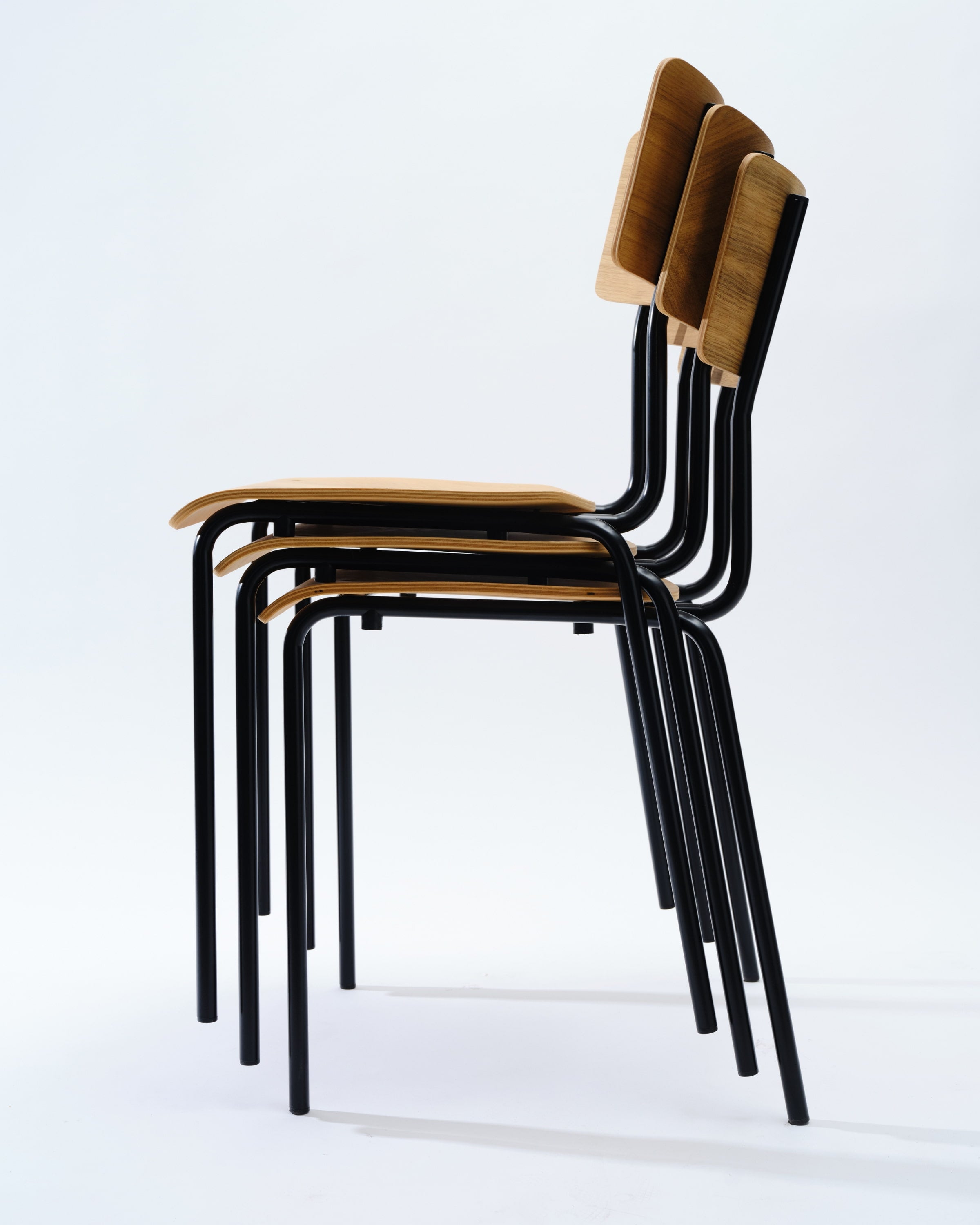 Bunter Eichenstuhl - Stapelbarer Holzstuhl in vielen Farben von Terravinossa