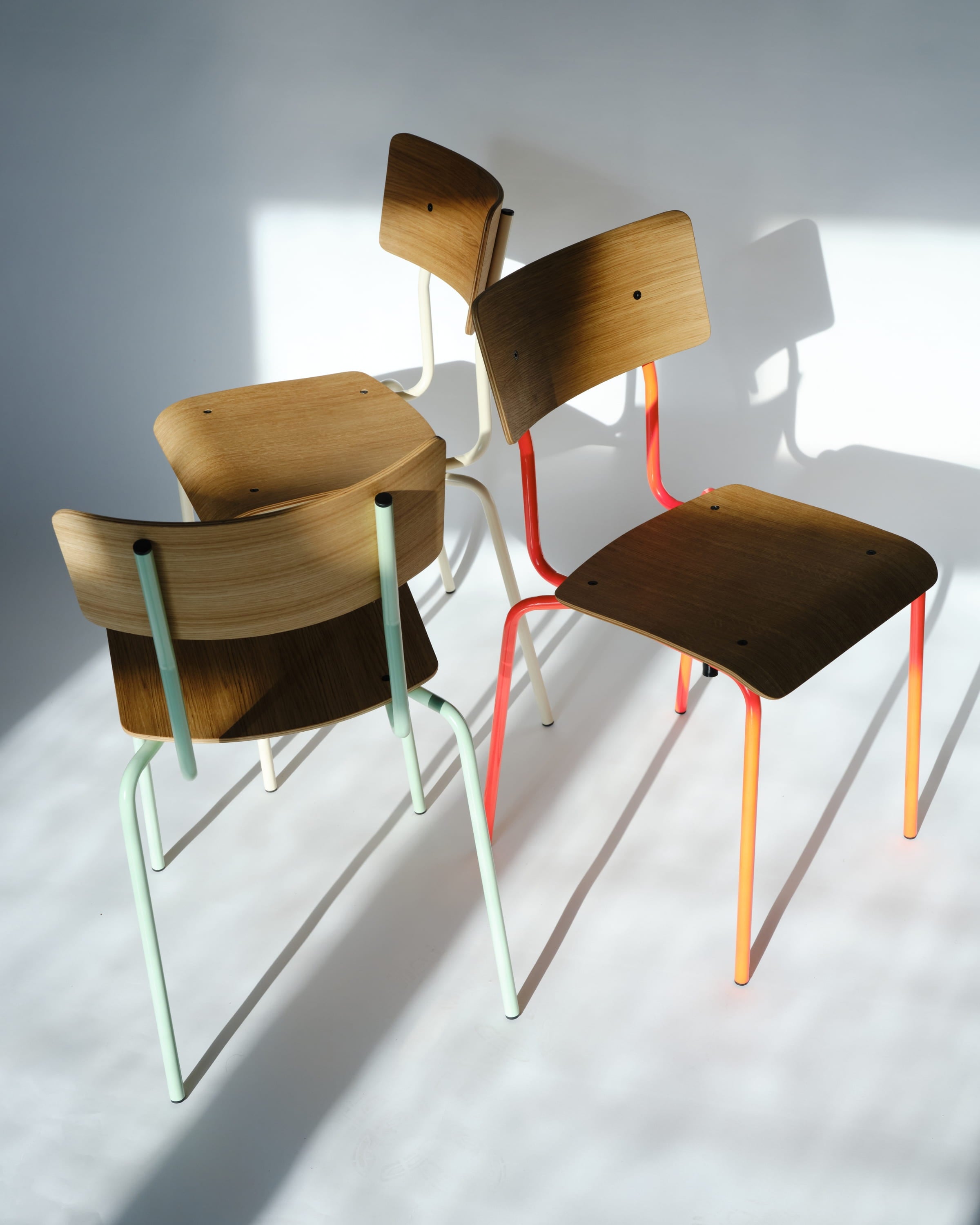 Bunter Eichenstuhl - Stapelbarer Holzstuhl in vielen Farben von Terravinossa