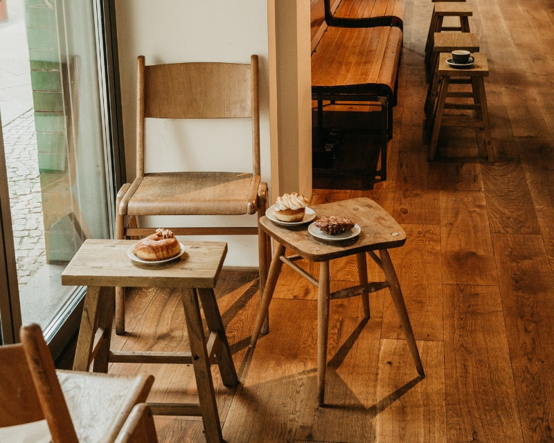 Retro Holzstuhl im Café Atelier Dough Berlin Inneneinrichtung mit Hockern