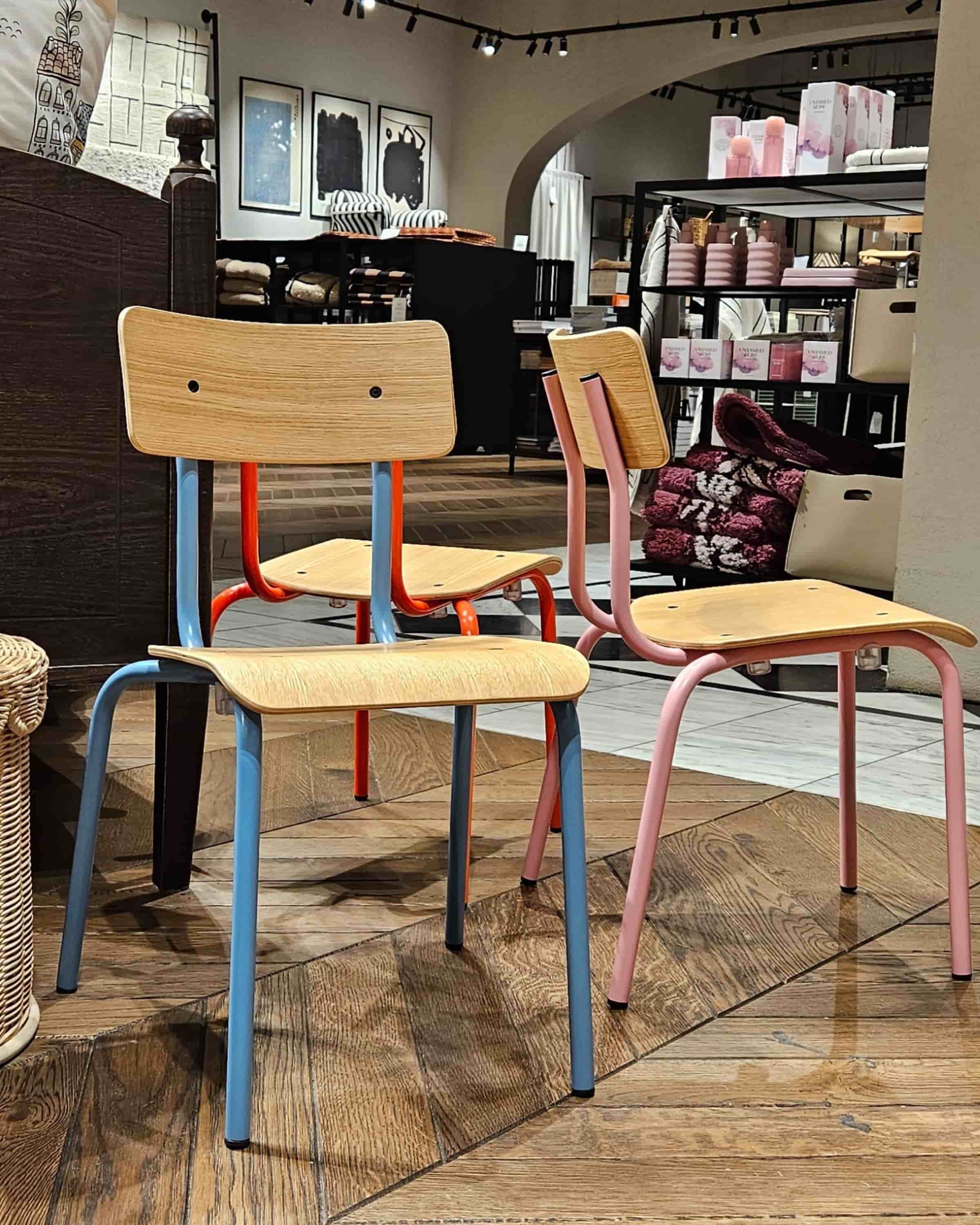 Bunter Kinderstuhl - stapelbarer Eichenholzstuhl für Kinder von Terravinossa