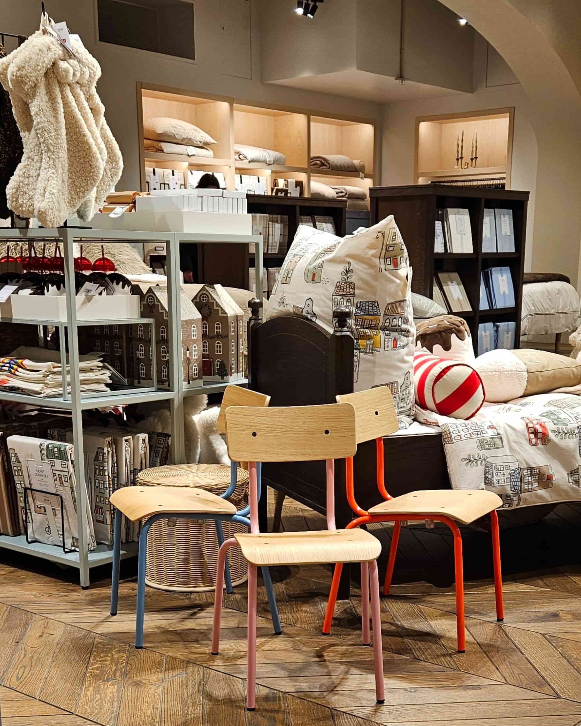 Bunter Kinderstuhl - stapelbarer Eichenholzstuhl für Kinder von Terravinossa