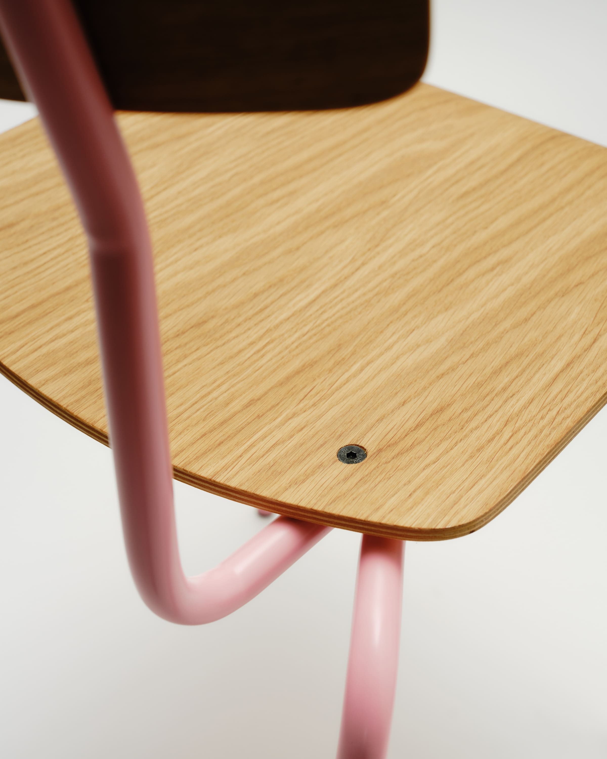 Bunter Eichenstuhl - Stapelbarer Holzstuhl in vielen Farben von Terravinossa