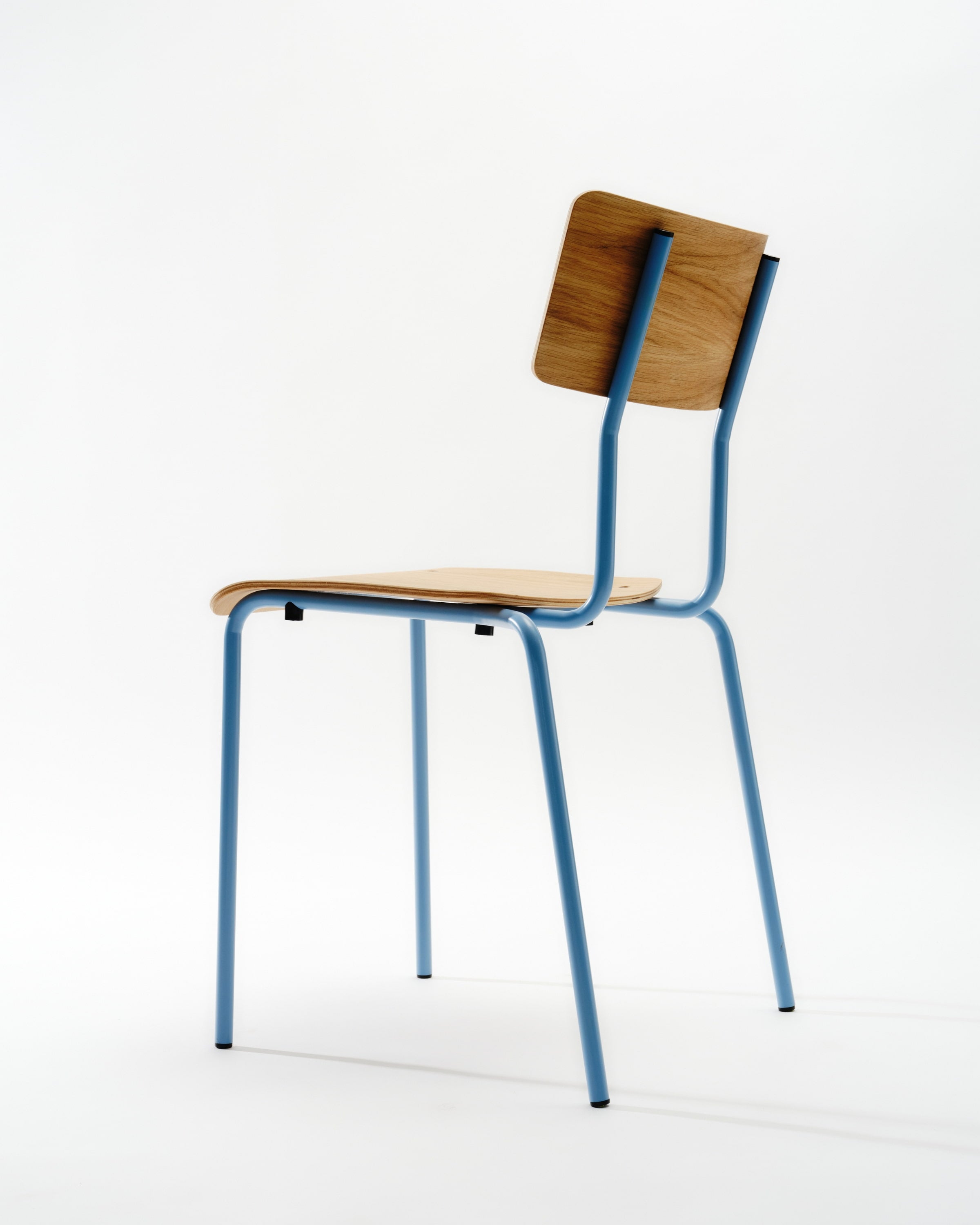 Bunter Holzstuhl mit Pastellblauen Beinen und Holzflächen aus Eiche