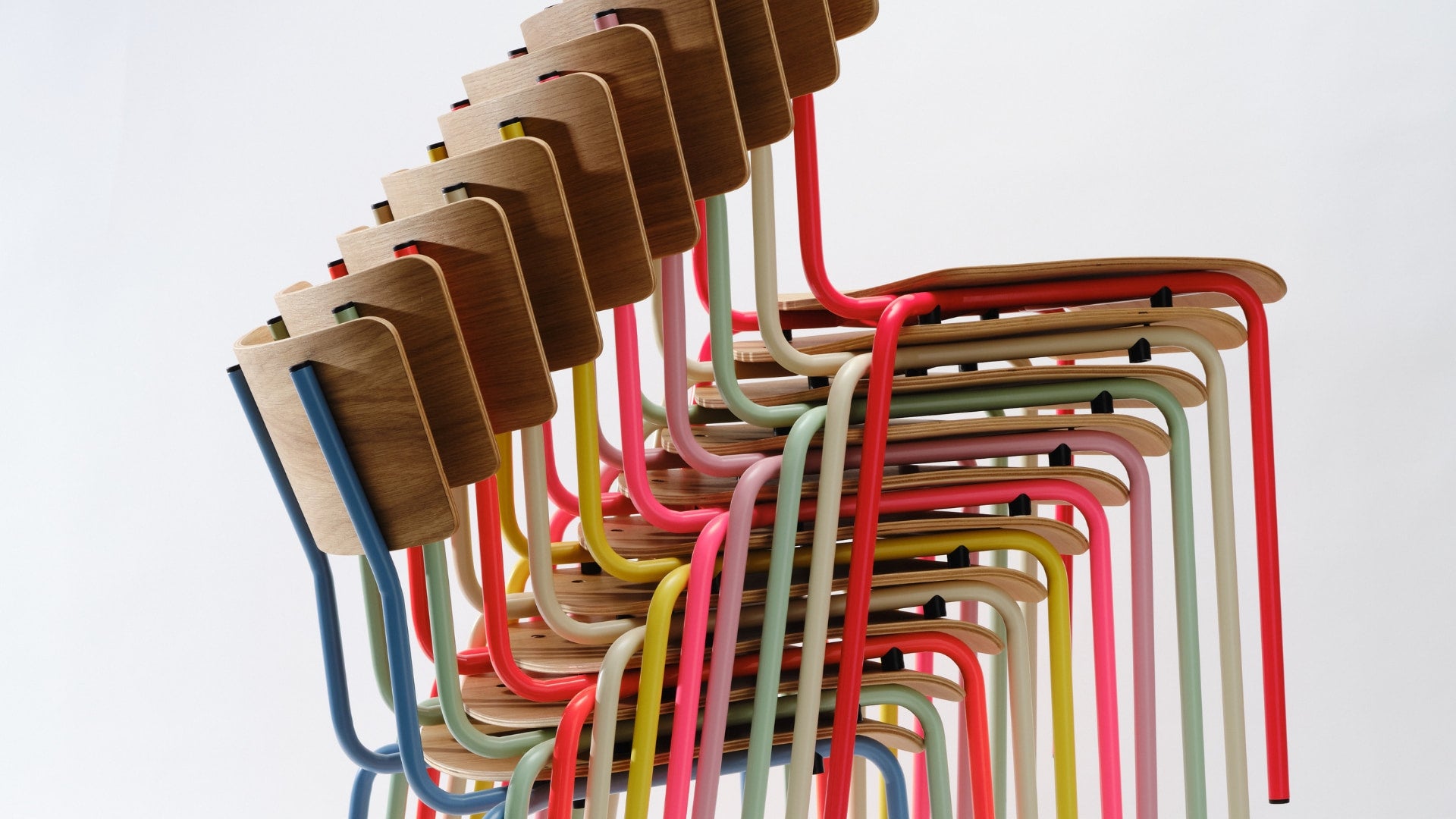 Bunte Stapelstuehle farbige Stahlgestelle und Hlzflächen aus Eiche für Gastronomie Büro Esszimmerstuhl und Küche
