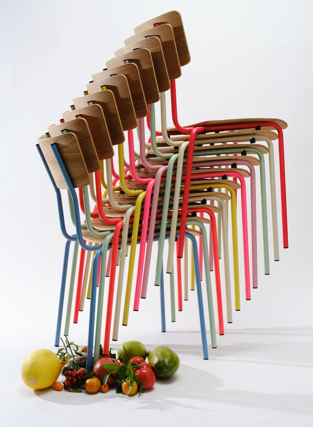 Bunter Eichenstuhl in vielen Farben Stapelstuhl