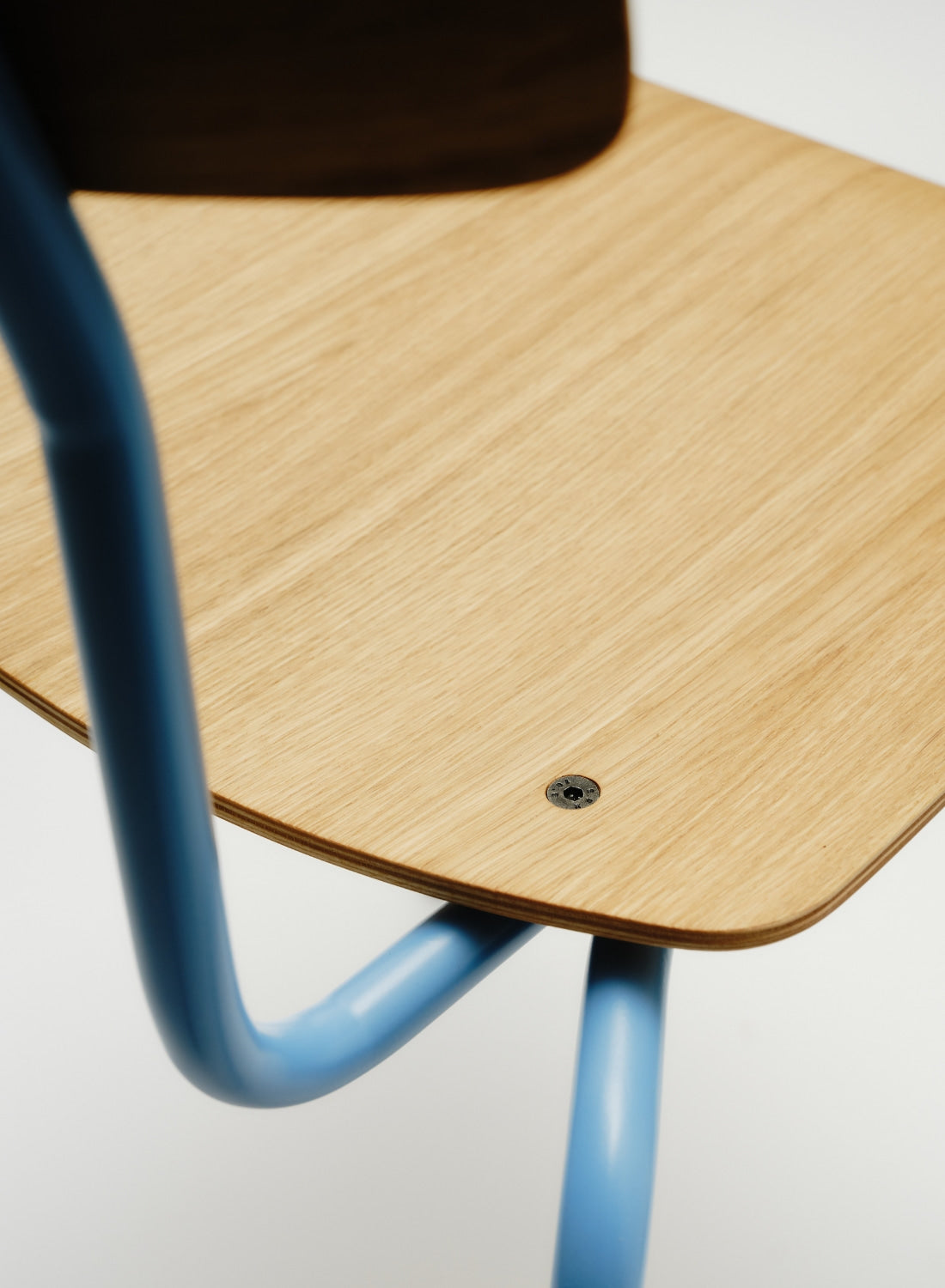 Farbiger Esszimmerstuhl aus Eichenholz und buntem Stahlgestell