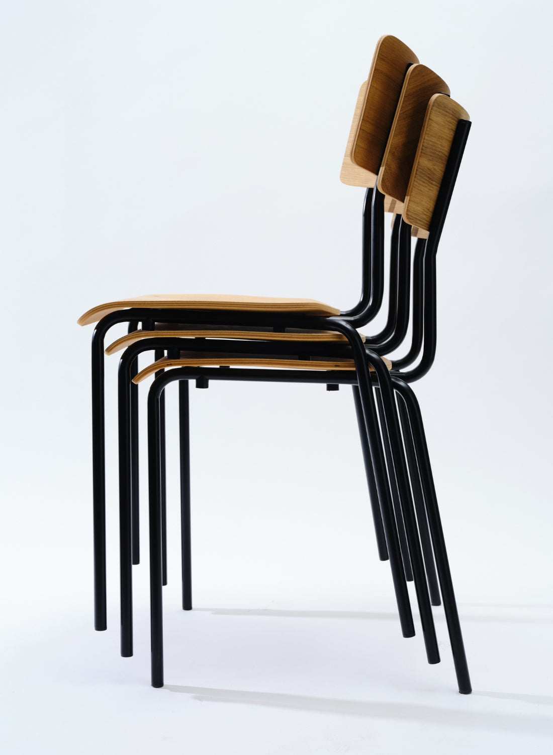 Stapelstuhl mit Holzflächen aus Eichenholz und schwarzen Beinen für Gastronomie Events Restaurants und Wohnungen