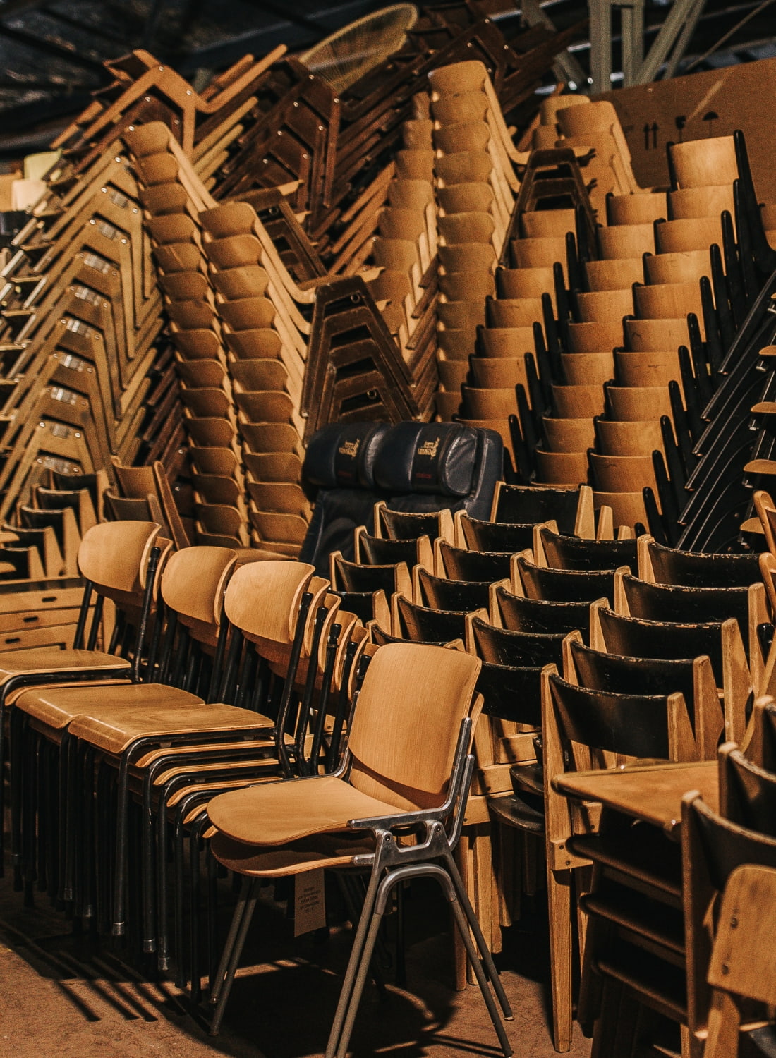 Vintage Stapelstuhl aus Holz und Stahl Holzstuehle gestapelt Küchenstuhl