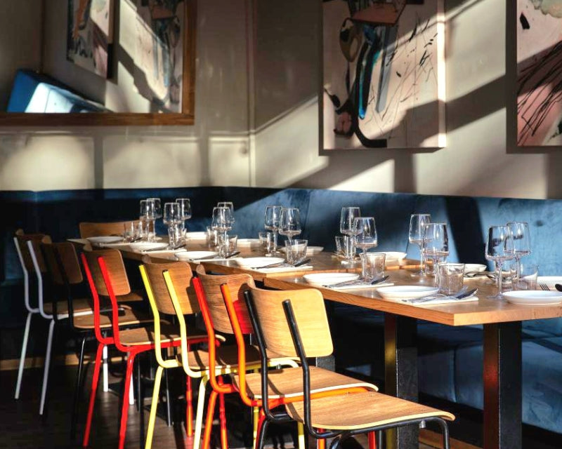 Bunte Stuehle mit Holzplatten aus Eichenholz im Restaurant