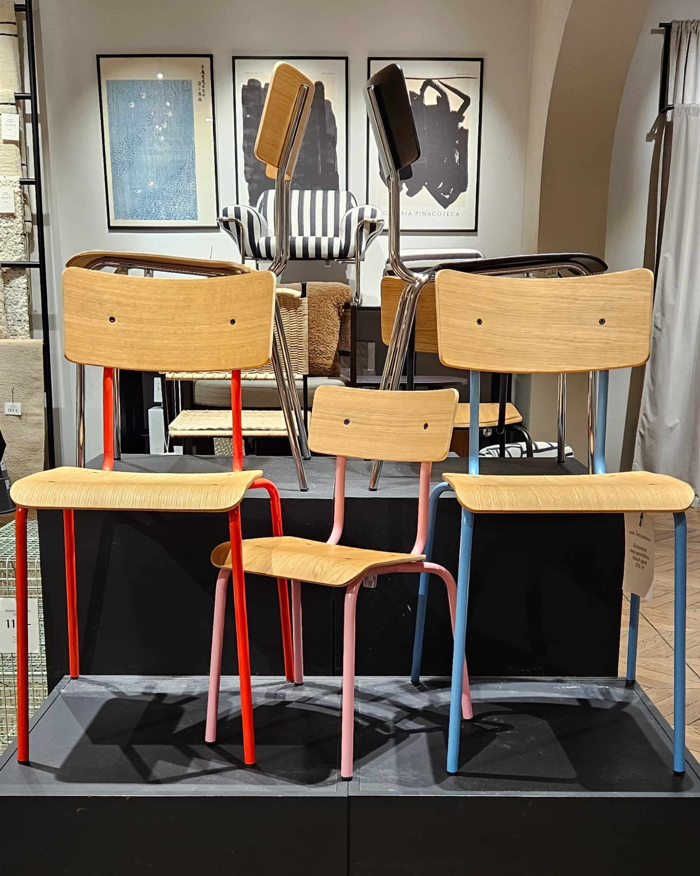 Bunter Kinderstuhl - stapelbarer Eichenholzstuhl für Kinder von Terravinossa