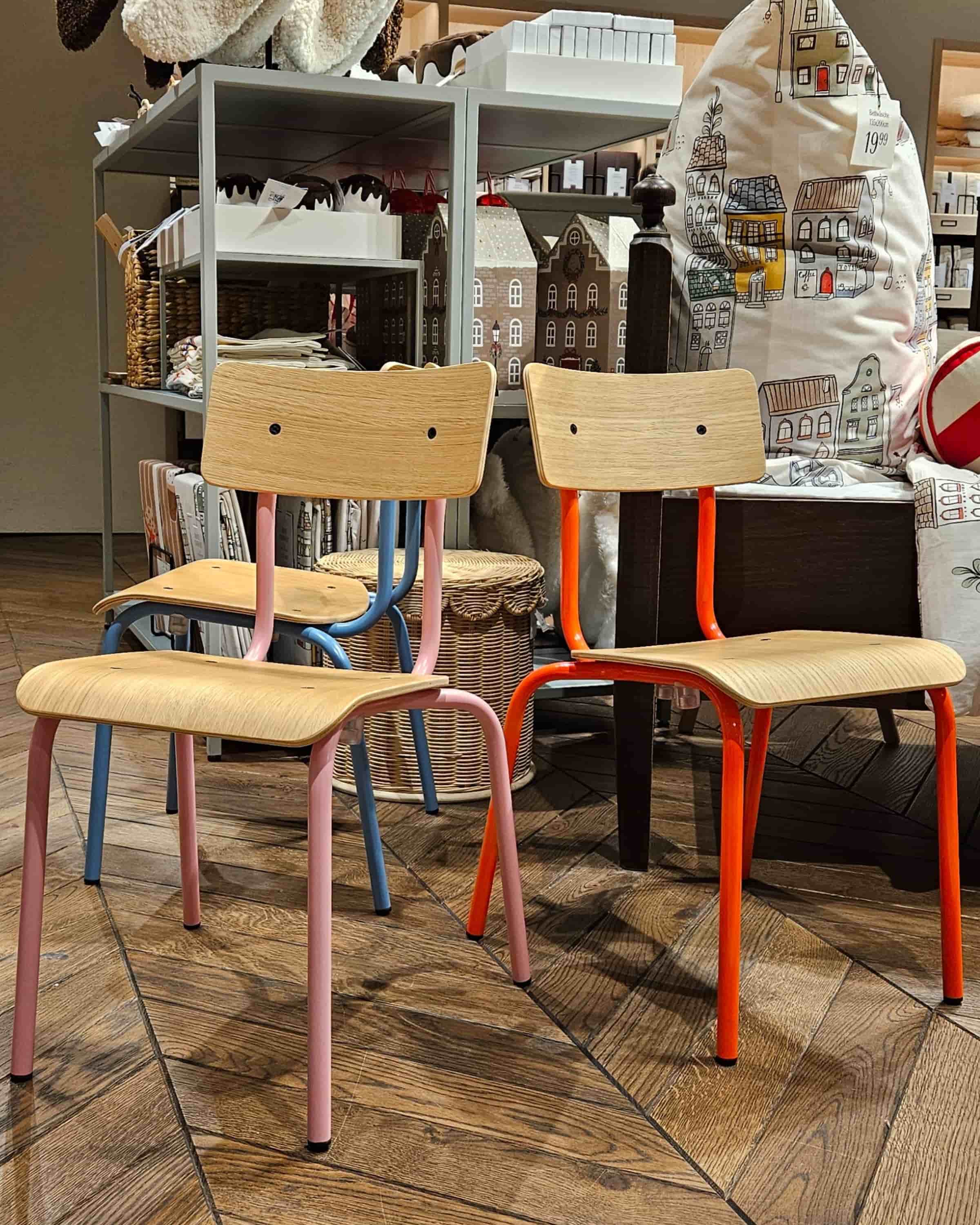 Bunter Kinderstuhl - stapelbarer Eichenholzstuhl für Kinder von Terravinossa