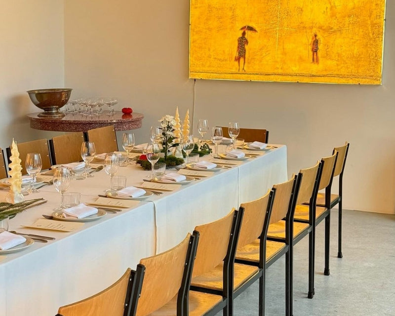 Retro Schulstuhl in einem Restaurant kuratierter Esstisch für Dinner Event Gallery