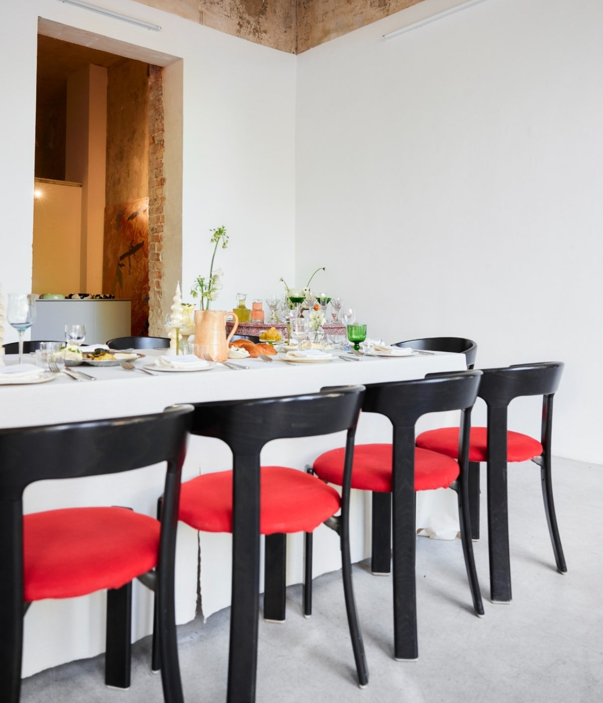 Vintage Bruno Rey Bull Horn Chair von Terravinossa in Schwarz mit rotem Polster im Studio Schmaus Berlin