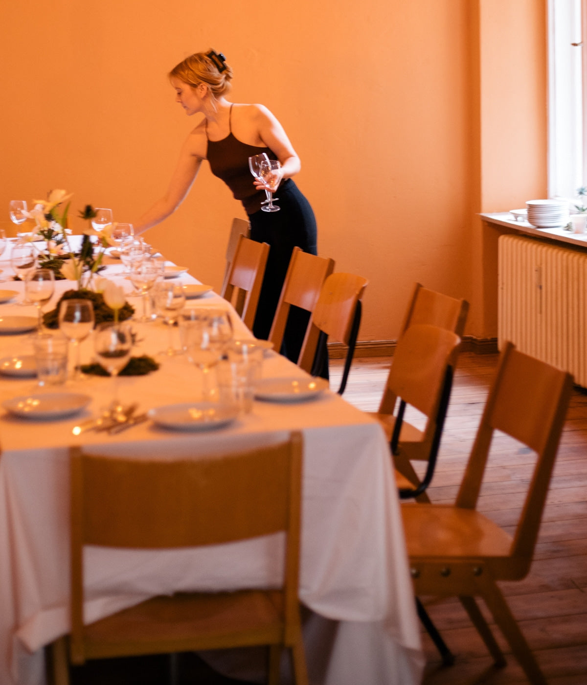 Kuratierter Esstisch mit vintage Stuehlen für ein Dinnerevent von Herrlich Dining Berlin in einem Café