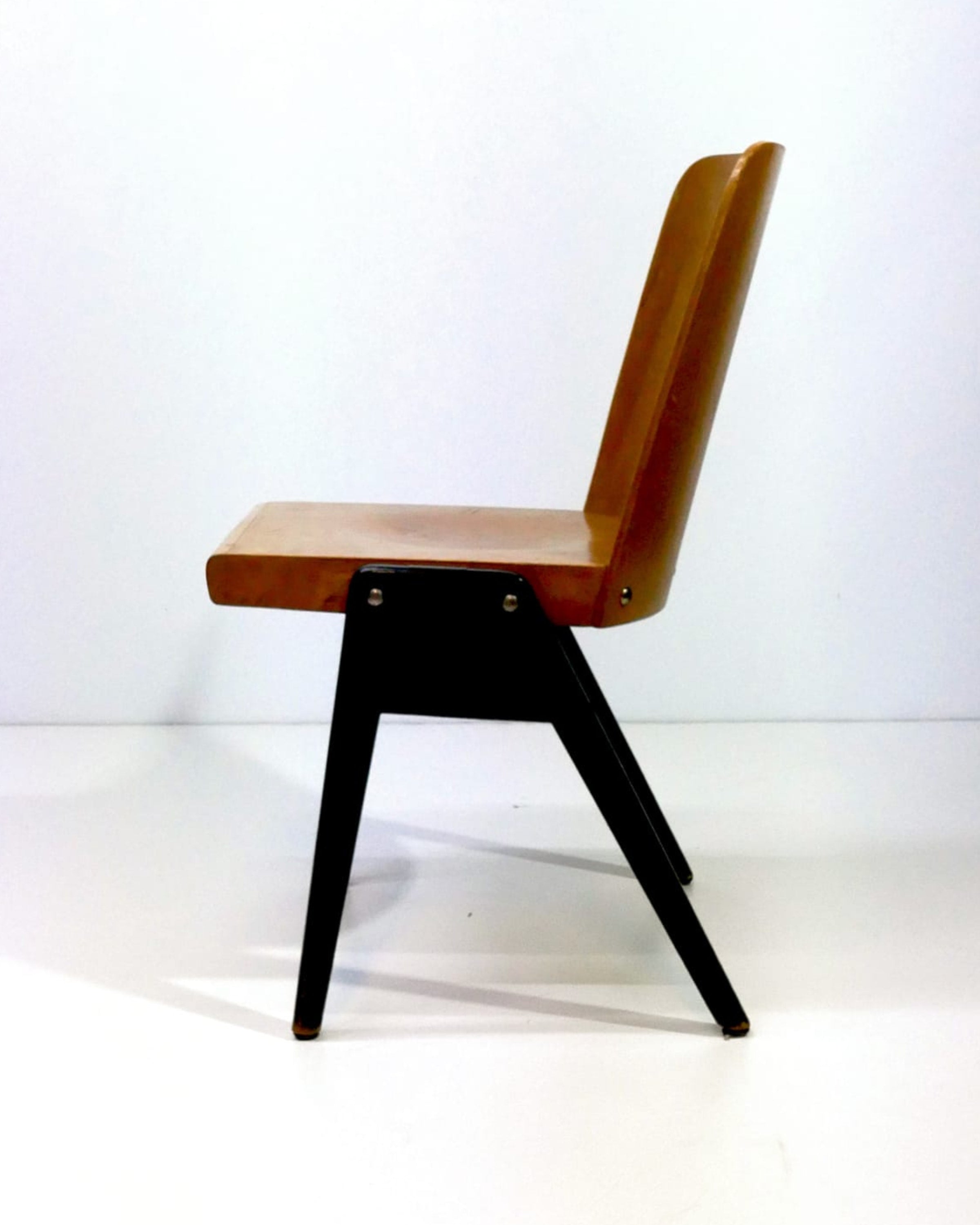 Mid Century Stuhl aus Holz mit schwarzem Gestell Vintage Design
