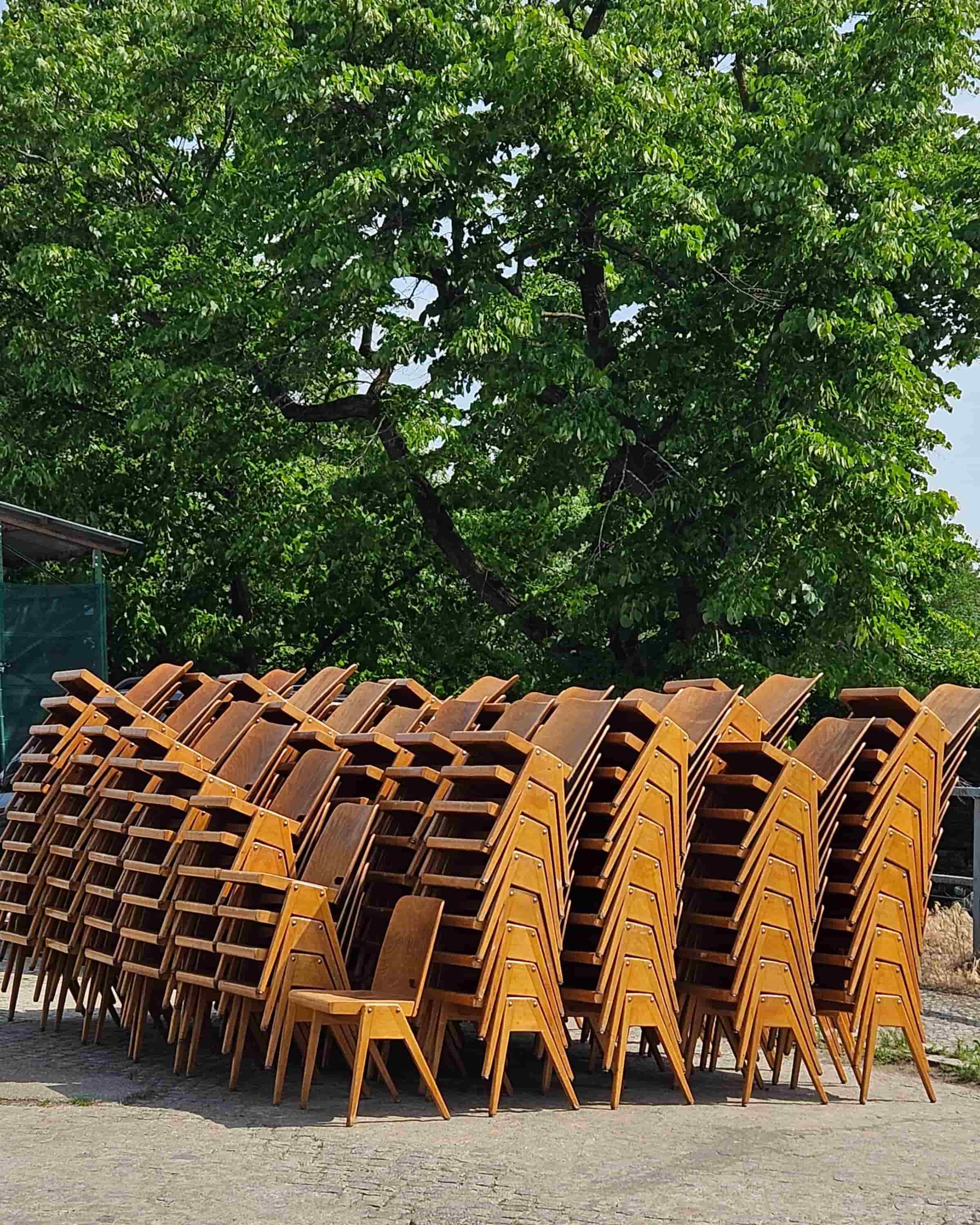 Vintage Holzstuhl im Mid Century Bauhaus Stil stapelbarer Theaterstuhl
