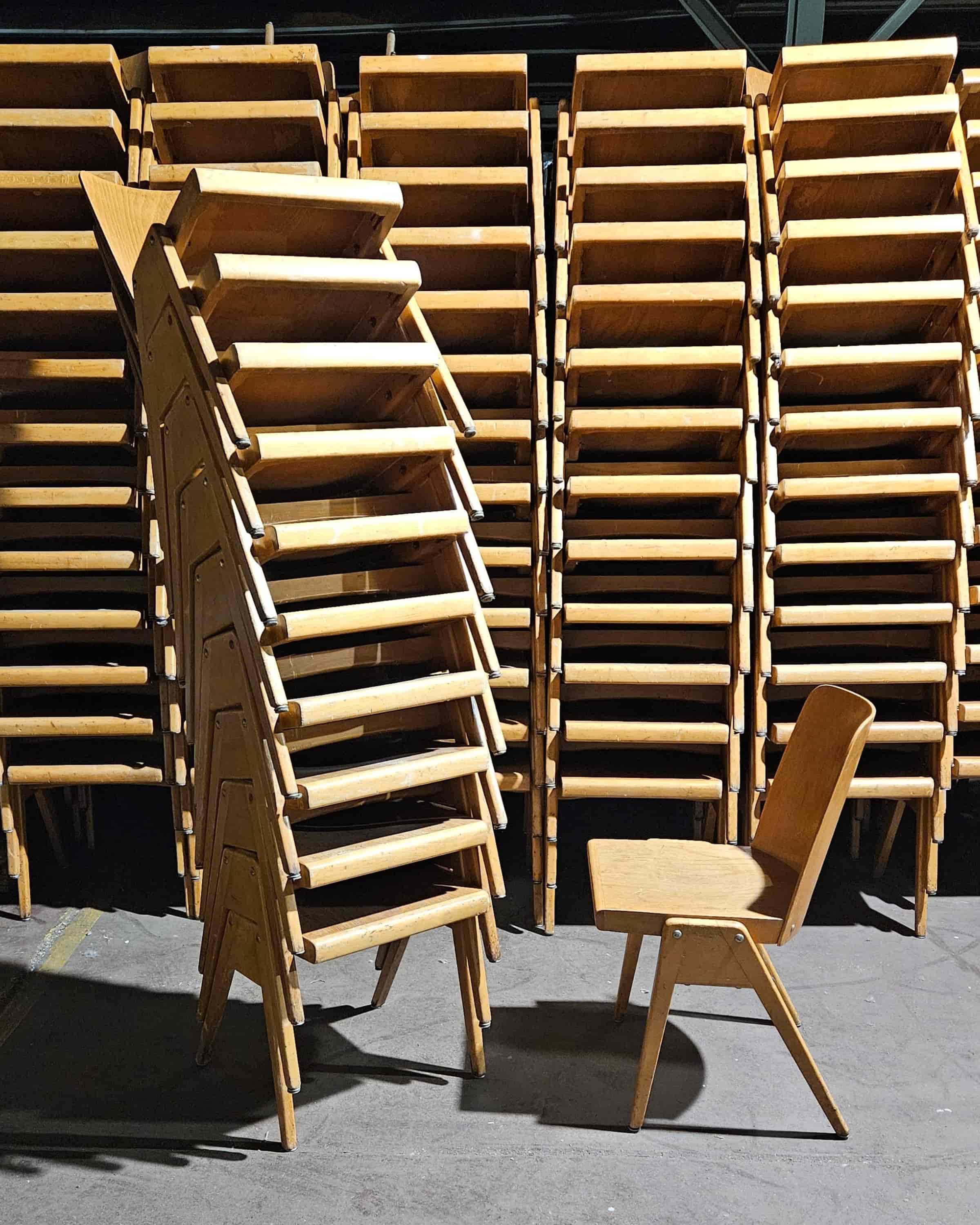 Retro Stapelstuhl aus Holz Restaurantmobiliar 